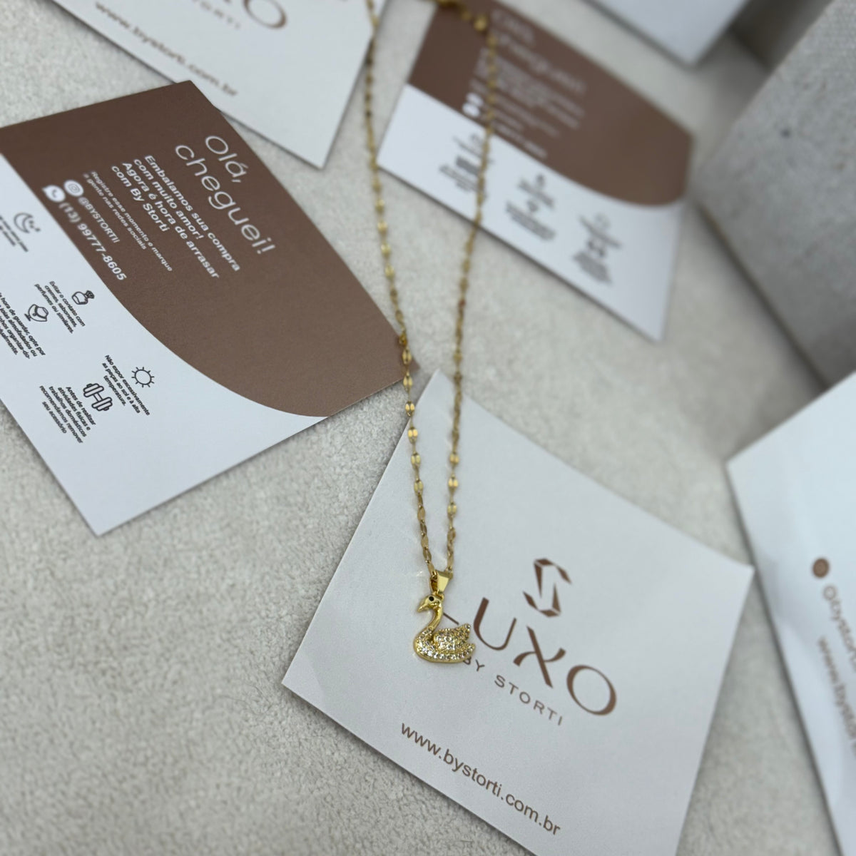 COLAR CISNE CRAVEJADO