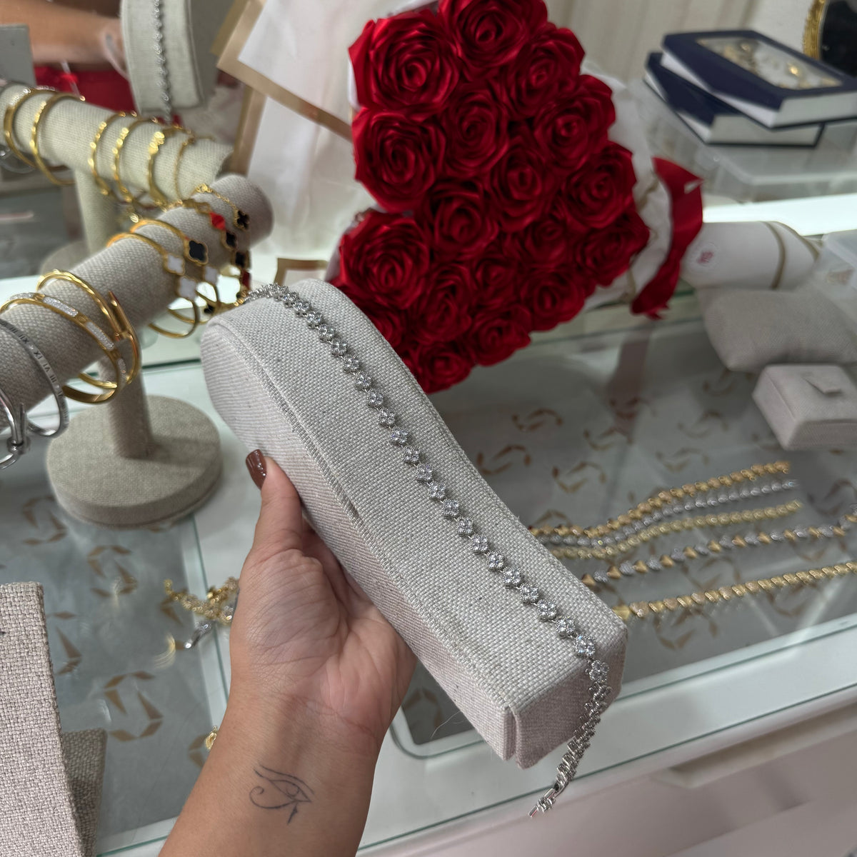 COLAR TREVO CRAVEJADO LUXO