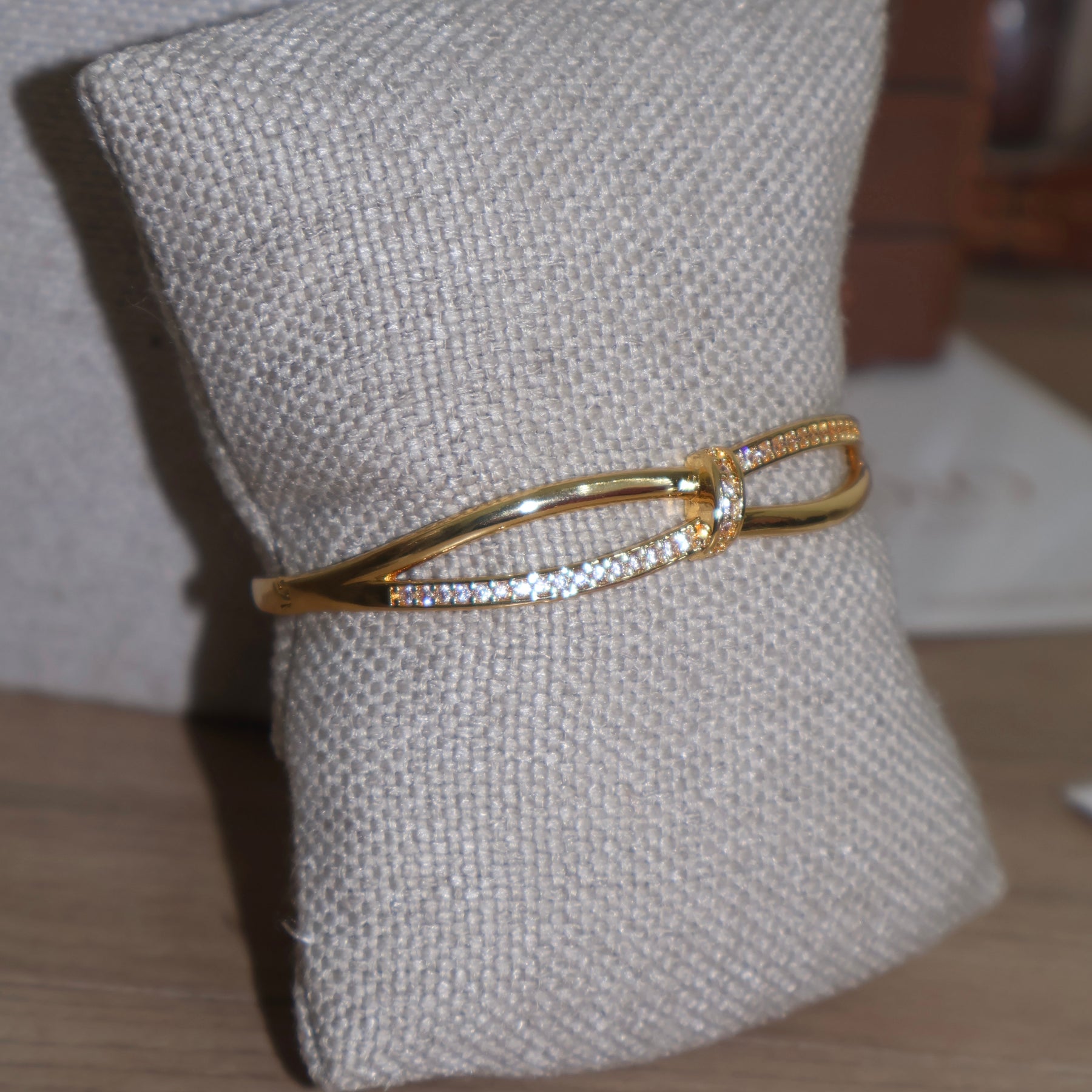 BRACELETE CRUZADO CRAVEJADO