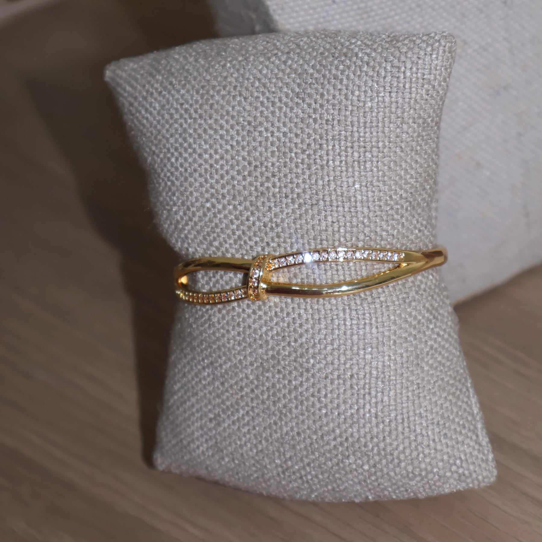 BRACELETE CRUZADO CRAVEJADO