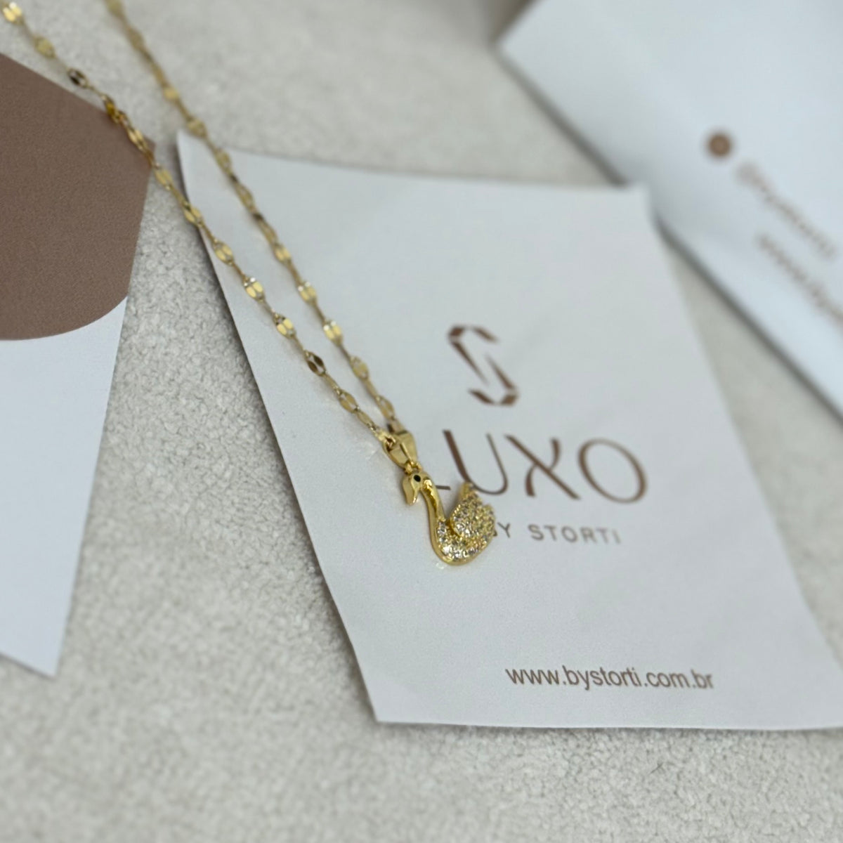 COLAR CISNE CRAVEJADO