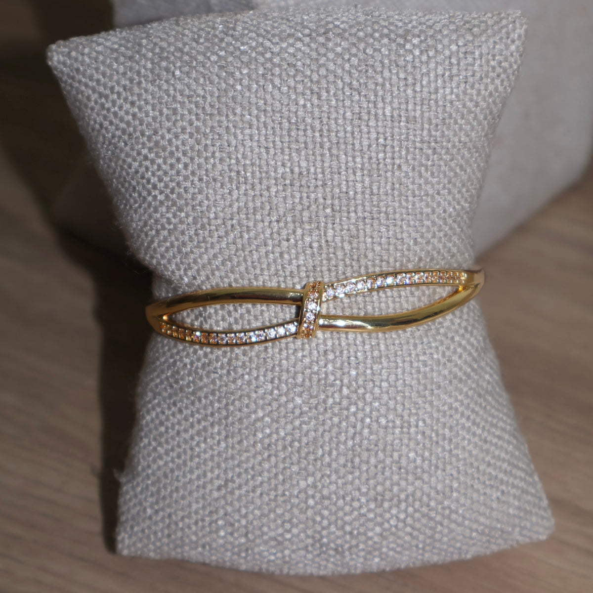 BRACELETE CRUZADO CRAVEJADO