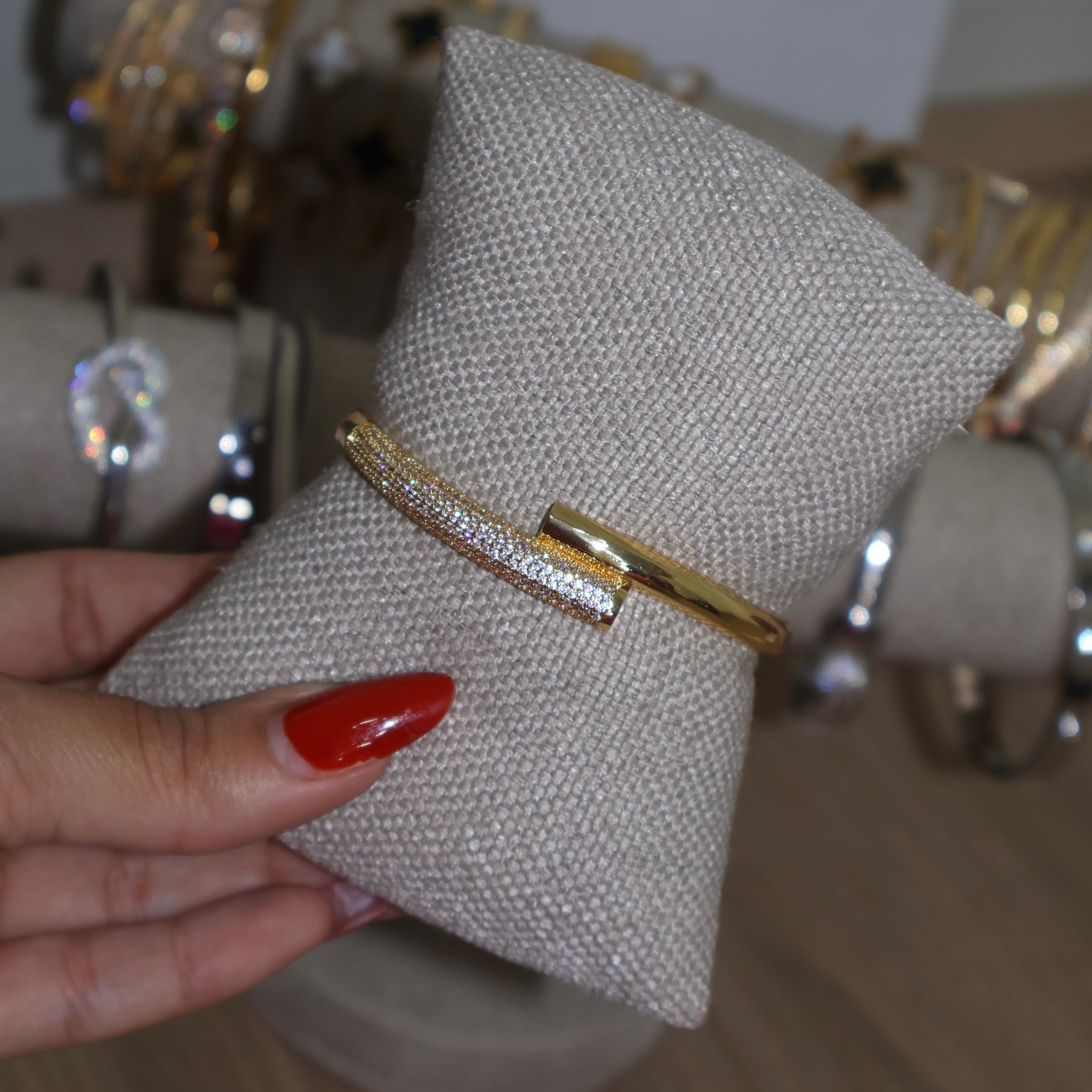 BRACELETE CRAVEJADO
