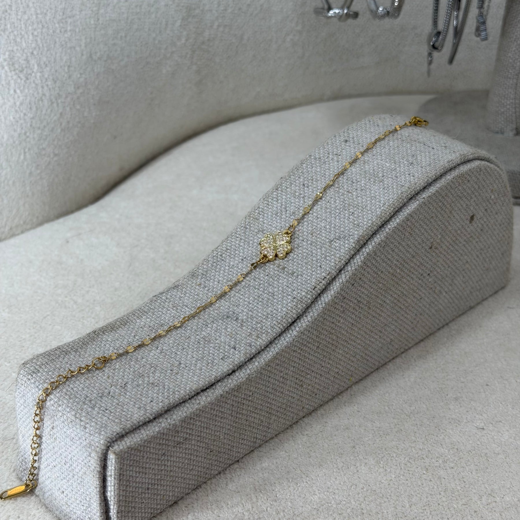 PULSEIRA TREVO CRAVEJADO